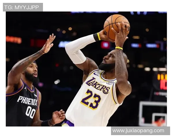 裁判报告:布克在詹姆斯做出投篮动作时 主动接触其右臂手腕部位 裁判报告:布克在詹姆斯做出投篮动作时 主动接触其右臂手腕部位